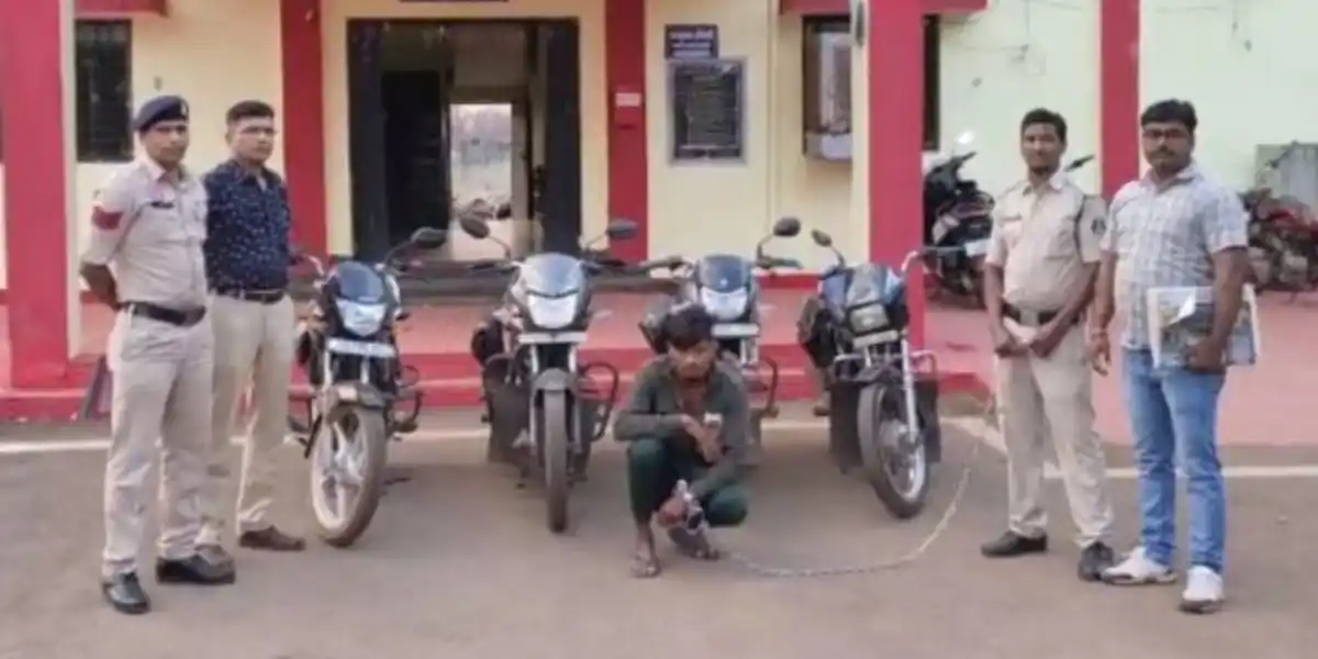 चोरी की बाइक पर गर्लफ्रेंड संग घूम रहा युवक, ग्रामीणों ने पकड़ा, आरोपी फरार